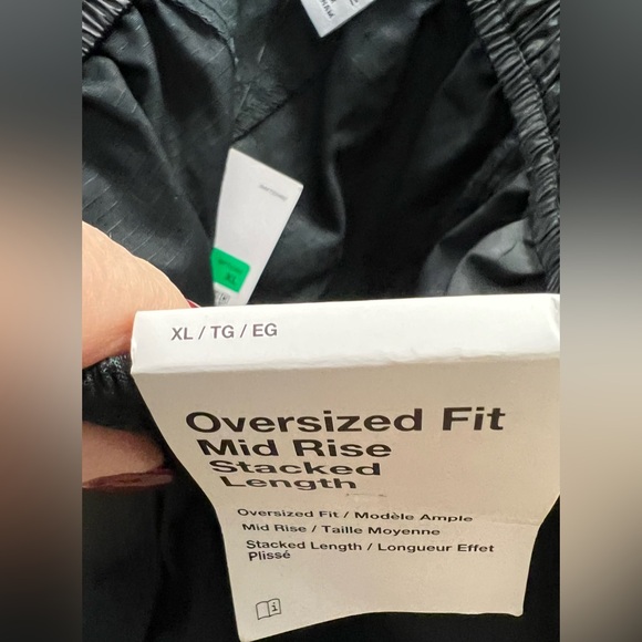 Nike - NWT - XL -  Black Cargo Pants - Oversized fit - Mid Rise stacked Length - Picture 14 of 15